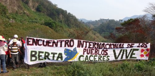 Hommage à Berta Cáceres sur les bords du Ríio Gualcarque © Kassandra